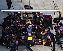 Red Bull używa elektrycznego bolidu w czasie treningu wymiany opon
